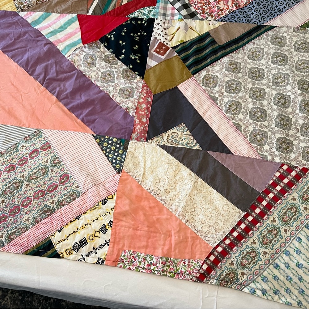 Patchwork Quilt with Multicolor Design - Picture 5 of 16